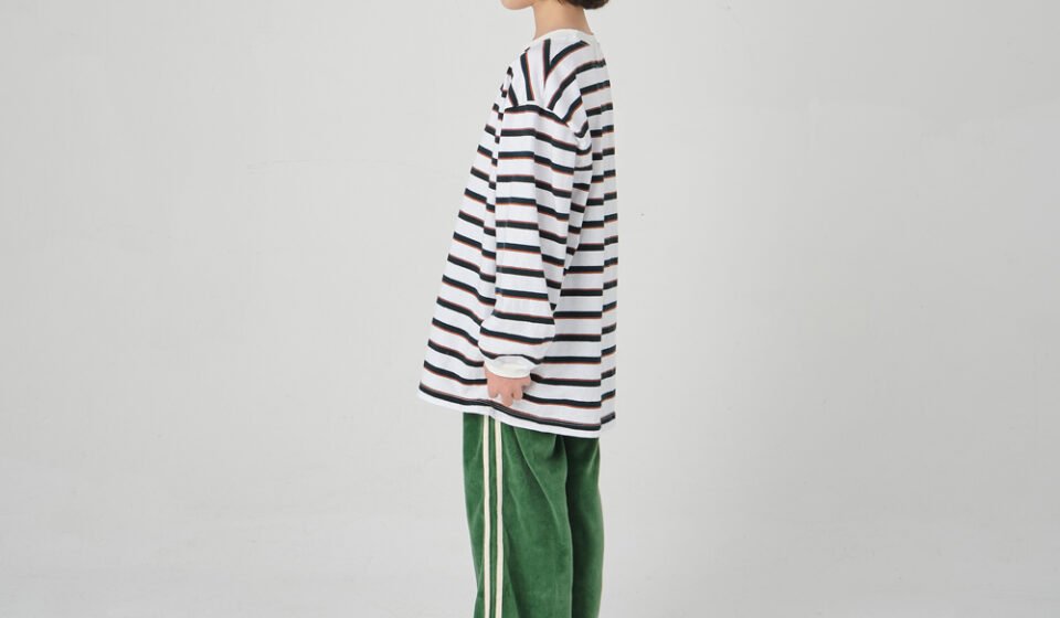 Child wearing JEJEUNOSITY kidswear in a relaxed oversized fit