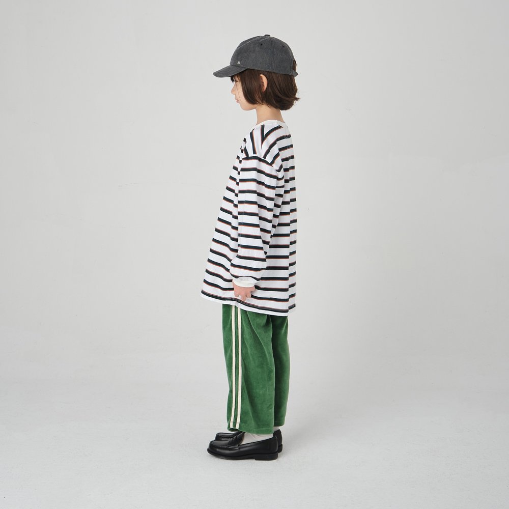 Child wearing JEJEUNOSITY kidswear in a relaxed oversized fit